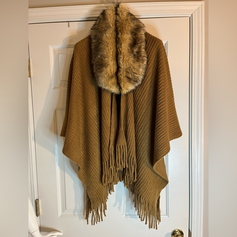Shawl with faux fur collar